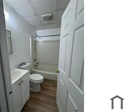 1057 E Main St #6 — Photo 5