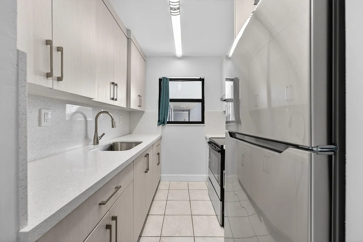 Building Photo - 1335 W 68th St #208