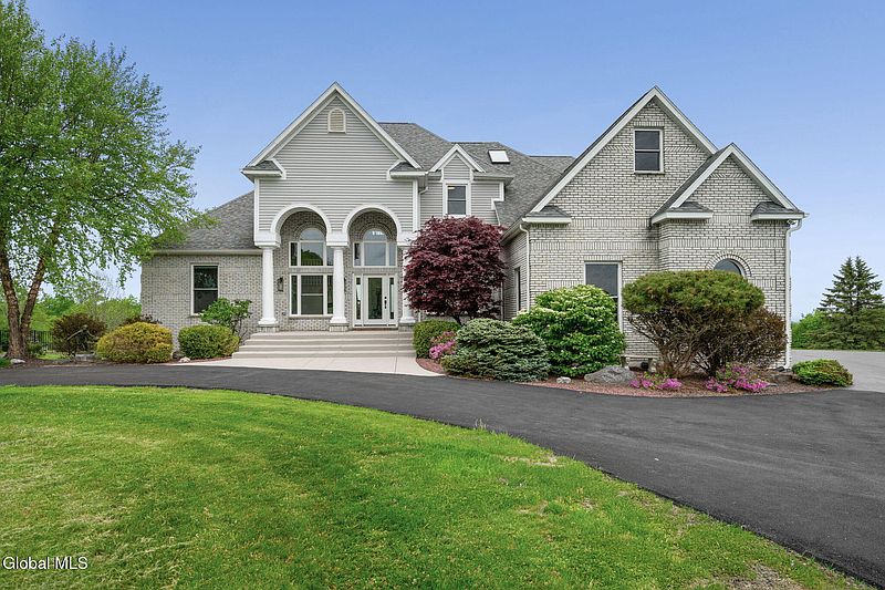 3rd image of 2676 Currybush Road