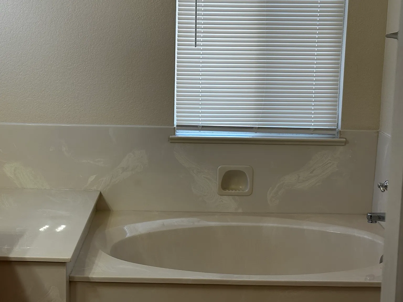 6 bed, 2759 sqft, $2,995 — Photo 2