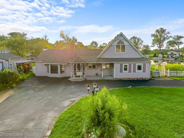 4287 Lake Grove Dr, White Lake, MI 48383