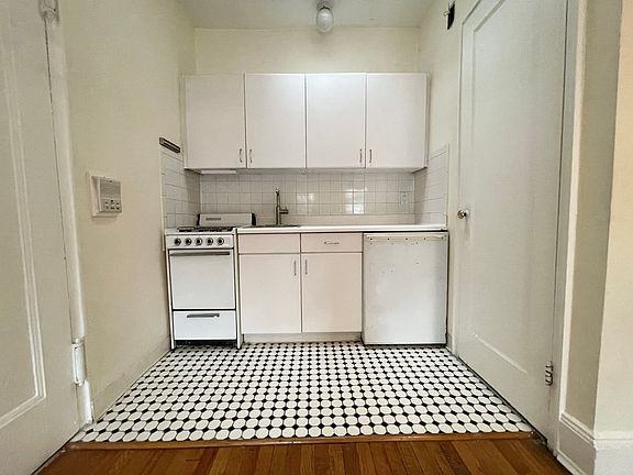 5th image of 311 E 52nd St APT 4A