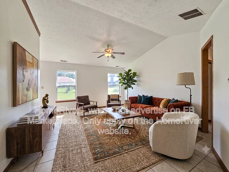 3 bed, 2.0 bath, 1296 sqft, $1,605 — Photo 2
