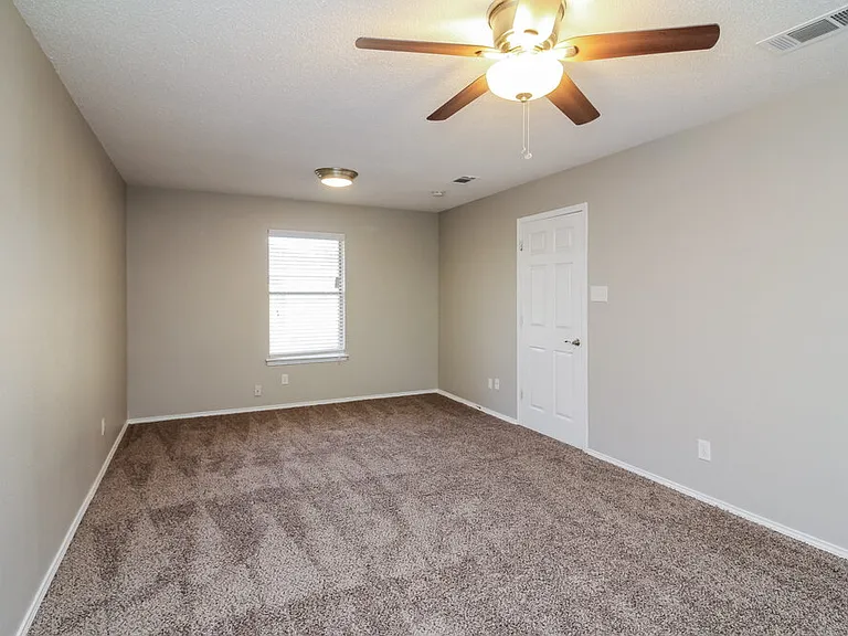 900 Vicksburg Ln — Photo 11