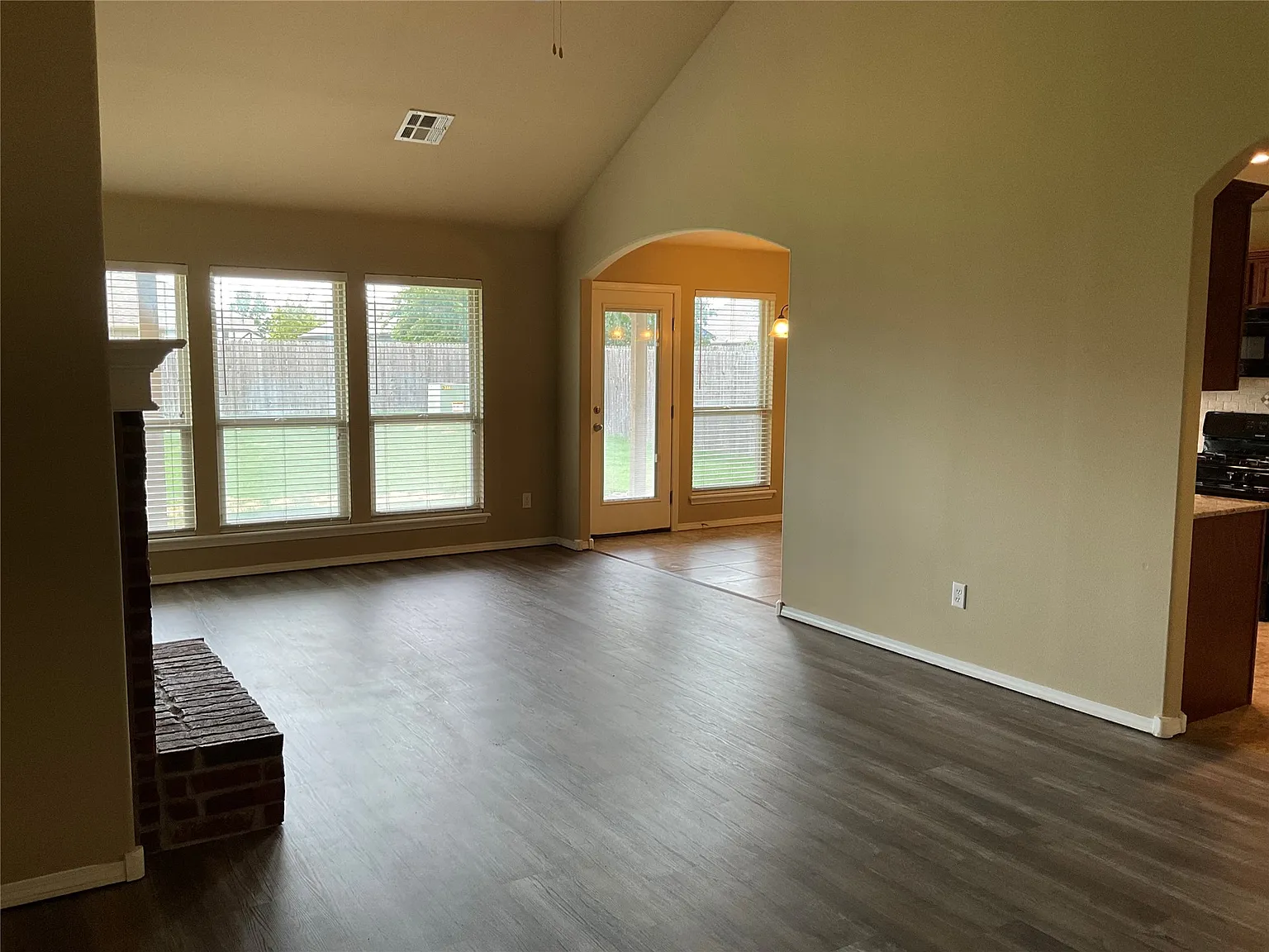 3 bed, 2.0 bath, 1374 sqft, $1,795 — Photo 3