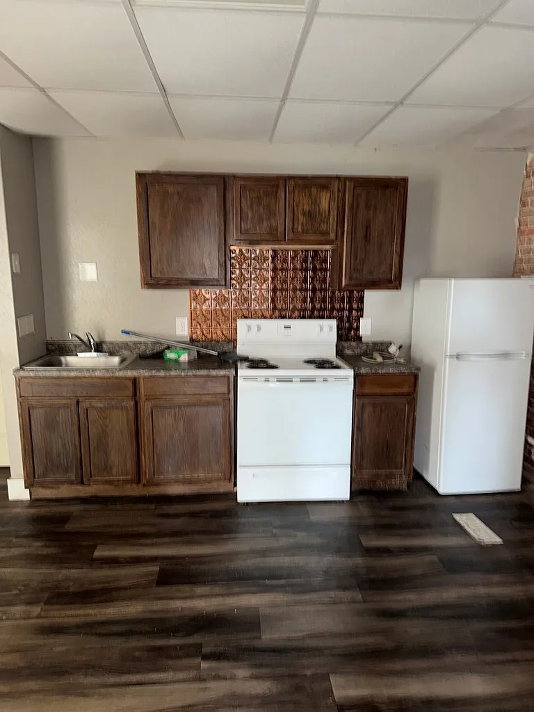 Cozy 1-Bed Unit with Off-Street Parking in Granby — Photo 4