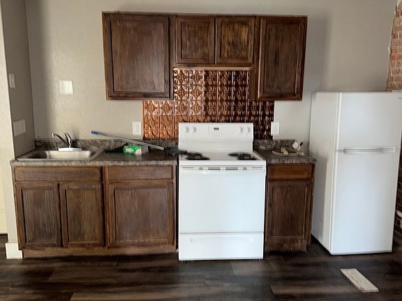 4th image of 122 N Main St APT B
