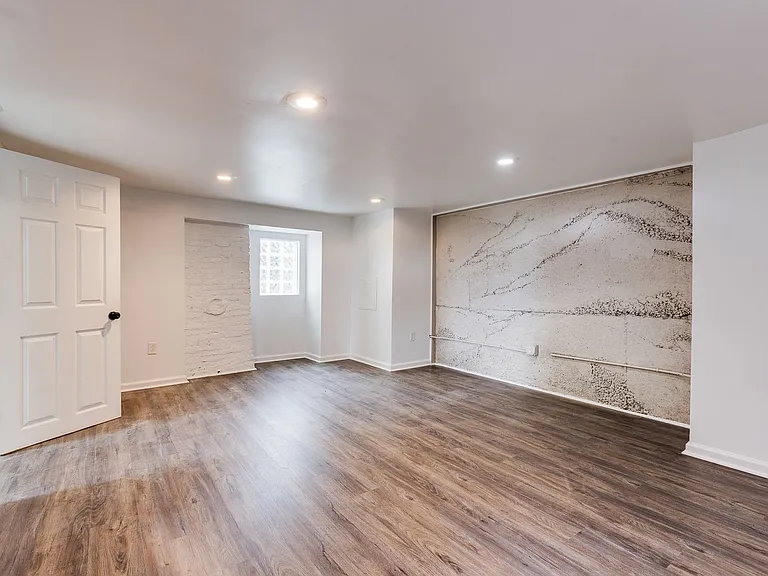 955 E Warrington - Fully Renovated Units in Pittsburgh's Coolest Neighborhood! — Photo 11