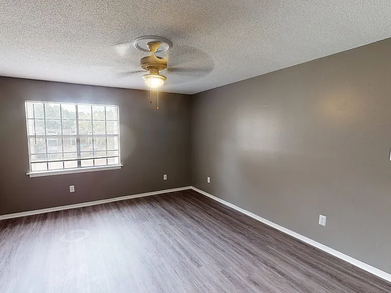 Oak Manor Apartment Homes — Photo 9