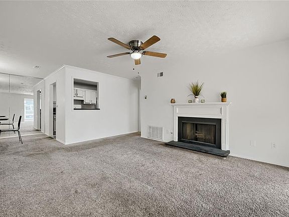 3rd image of 905 Augusta Dr