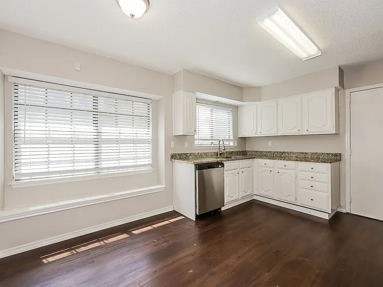 423 Barton Dr — Photo 7