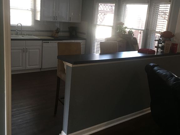 Open kitchen with bar