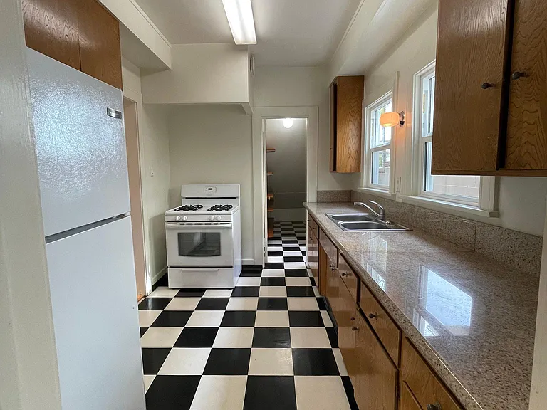 324 S Coronado St — Photo 34