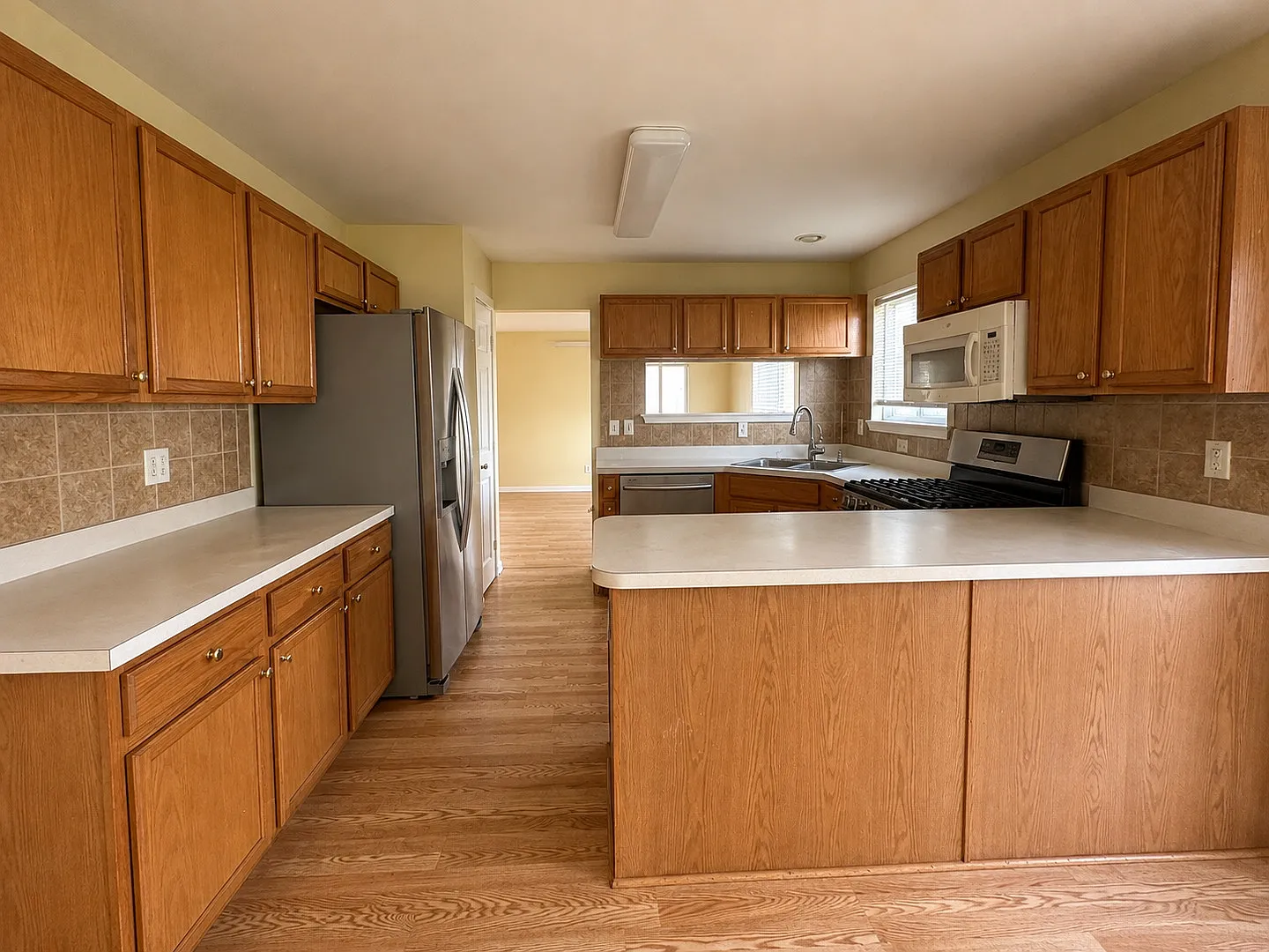 4 bed, 2.5 bath, 2128 sqft, $3,200 — Photo 3