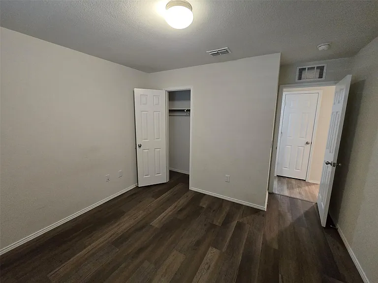 1126 Ainsley Ln — Photo 9