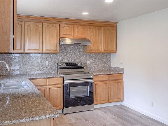 3rd image of 2210 Oakwood Dr
