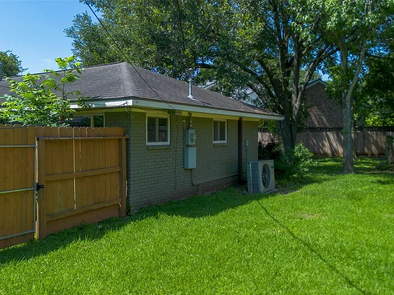 5338 Creekbend Dr — Photo 36