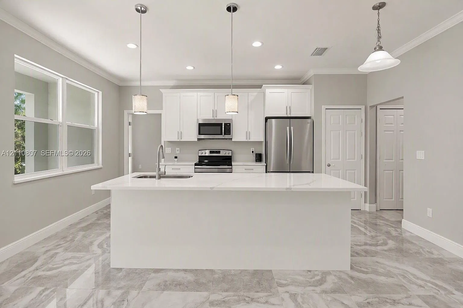 4 bed, 2.0 bath, 1600 sqft, $2,400 — Photo 4