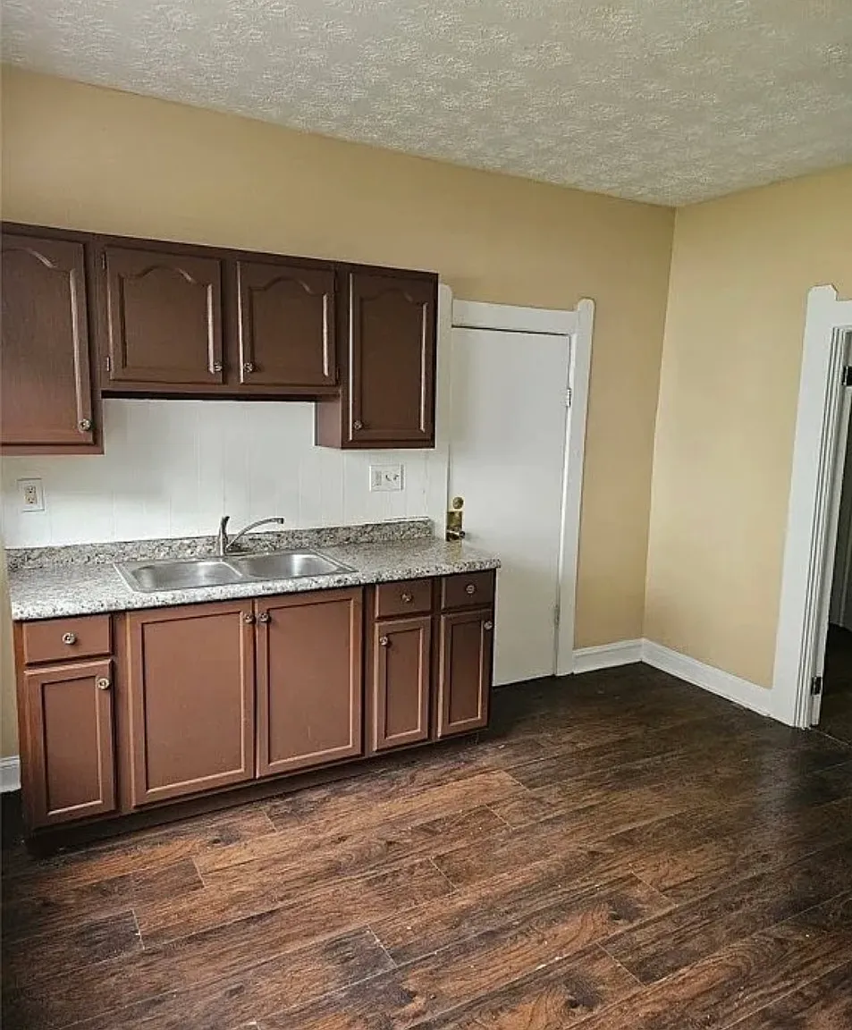3 bed, 1050 sqft, $1,200 — Photo 4