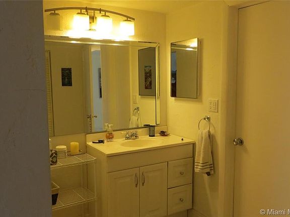 3rd image of 1205 Mariposa Ave APT 401