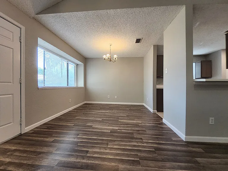 2641 Berkshire Ln — Photo 6