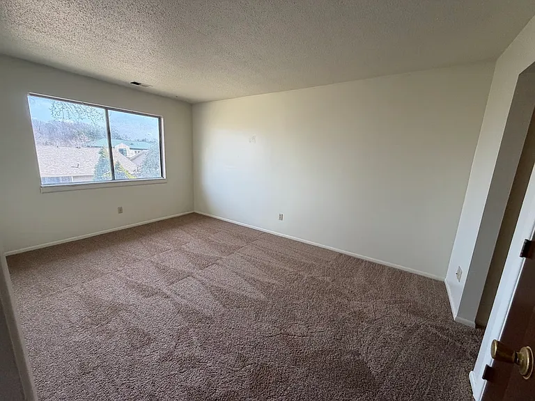 Hunter Ridge Apartments - Ample light around the property