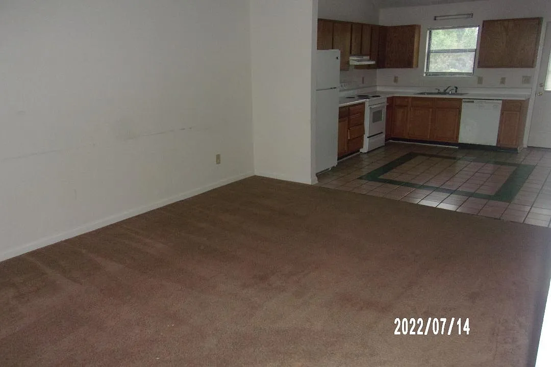 2 bed, $1,100 — Photo 2