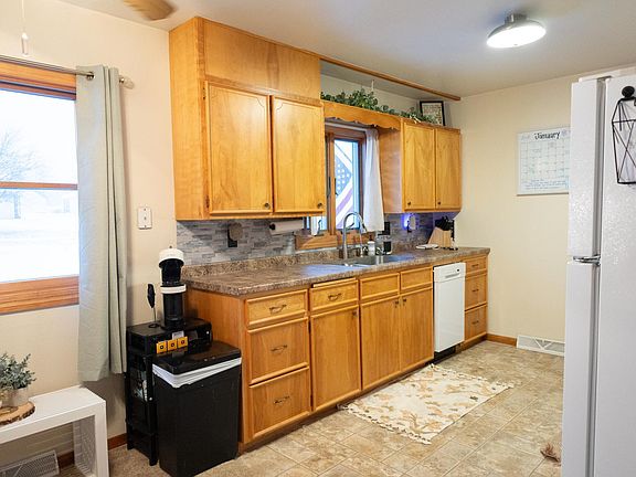 5th image of 208 E 2nd St