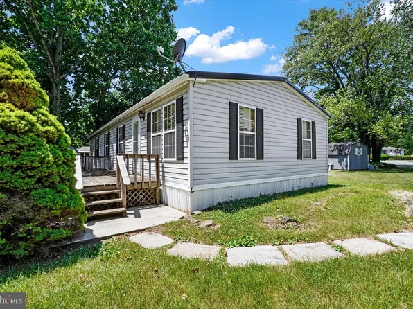 800 York Rd Trailer 40, Dover, PA 17315