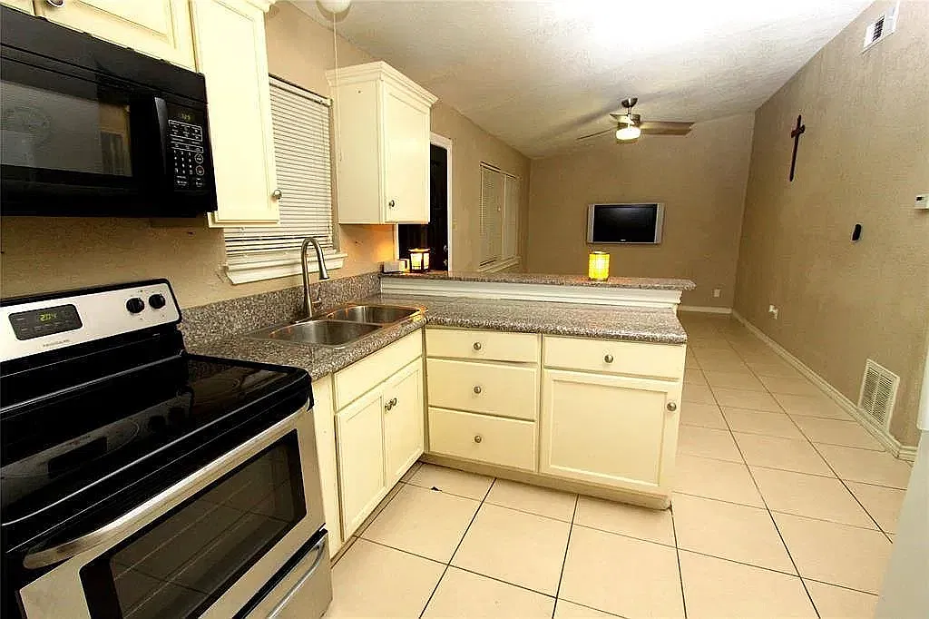 3 bed, 1013 sqft, $1,800 — Photo 3