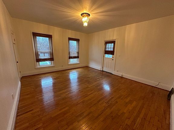 3rd image of 526 Livingston Ave NE Unit 3