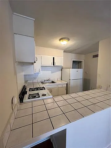 3550 Coliseum St #3 — Photo 3
