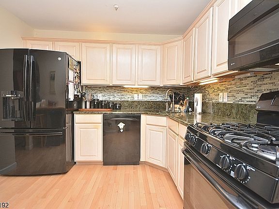 3rd image of 50 Potomac Dr