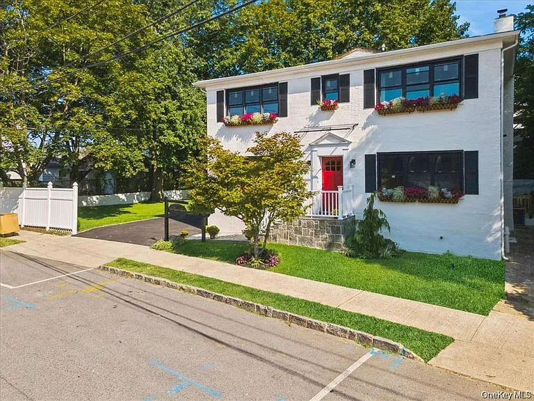 25 Van Duzen Pl #1 — Photo 2