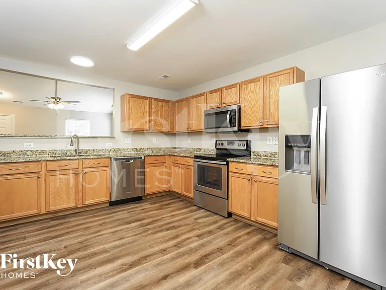 520 Martha Ct — Photo 7