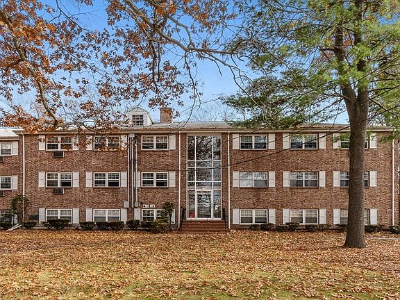 3rd image of 122 Edgelawn Ave APT 4