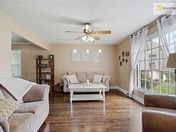 Hardwoods, natural light, neutral colors-so much to love!
