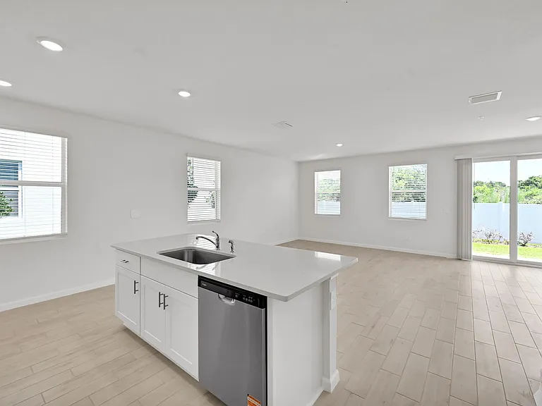 575 Salisbury Cir — Photo 3
