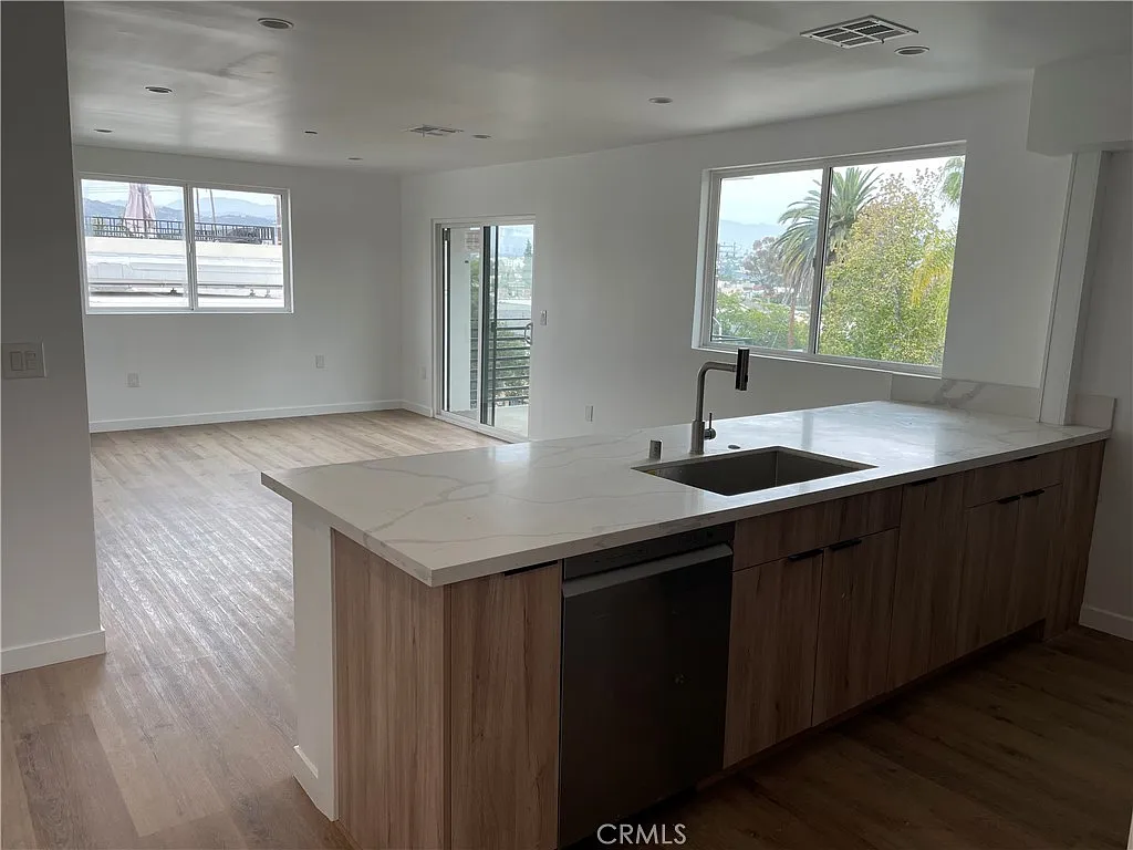 4 bed, 1571 sqft, $4,426 — Photo 3