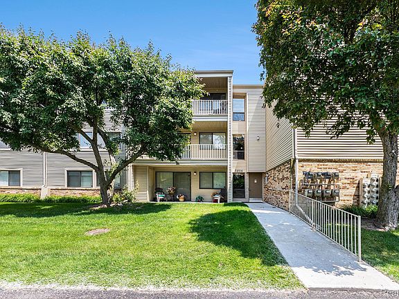 2nd image of 3835 Lone Pine Rd APT 300