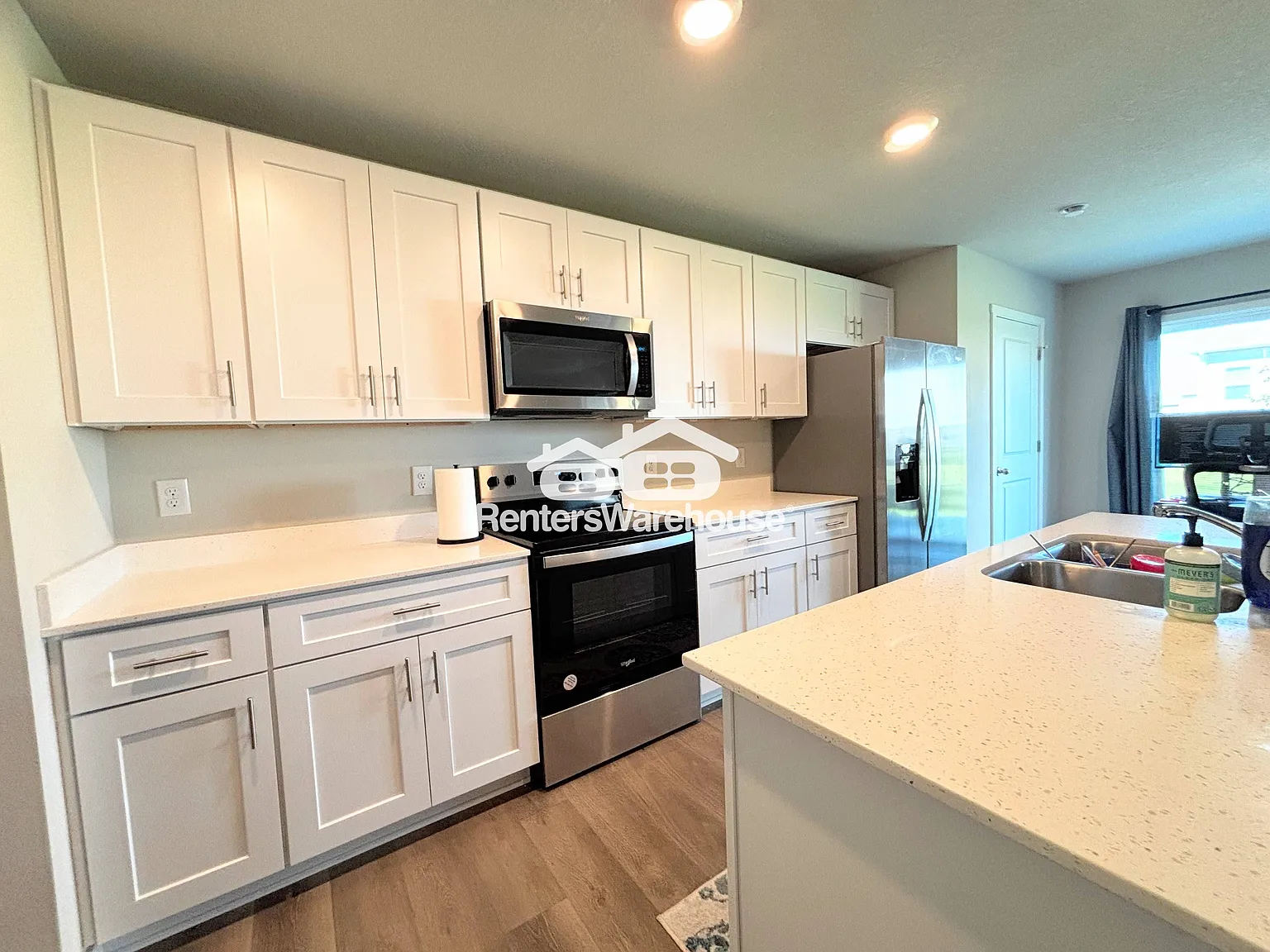 Beautiful 3 bedroom Townhome for Rent — Photo 2