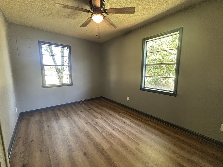 2702 W Commercial St — Photo 8