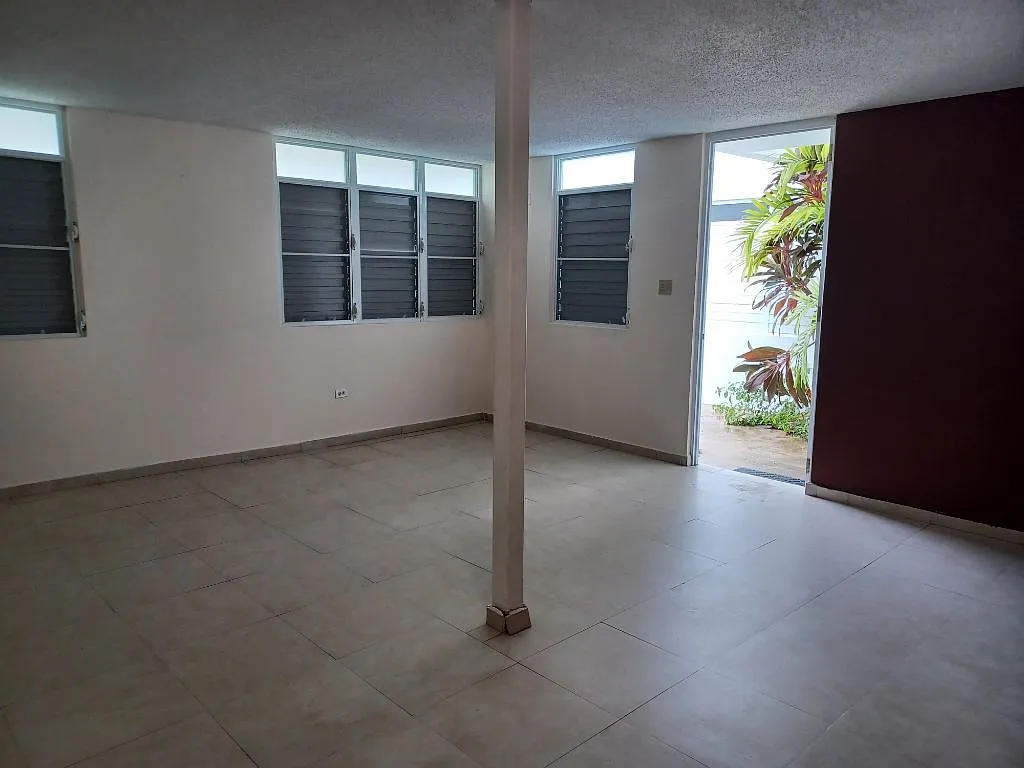 4 bed, 2.0 bath, 2200 sqft, $2,000 — Photo 2