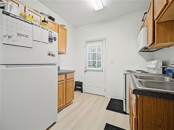 5th image of 856 W 43rd St