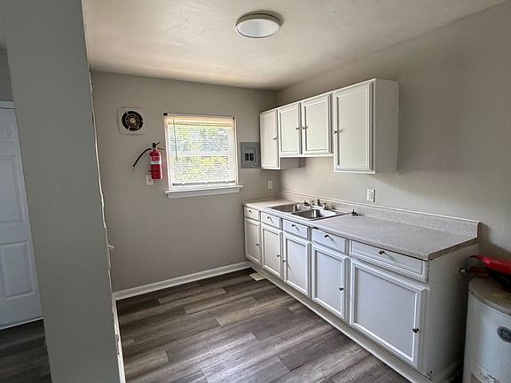 3rd image of 3615 Glenwood Dr APT 3