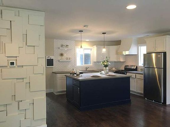5th image of 305 Blackhawk Dr