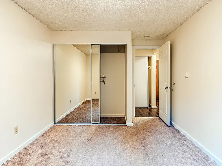 425 Apartments — Photo 41