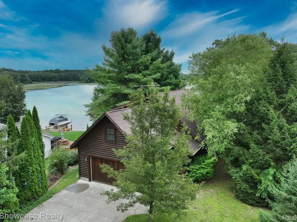 2880 Steeple Hill Rd, White Lake, MI 48383