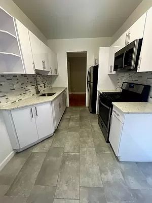 1st image of 150 E 19th St #4