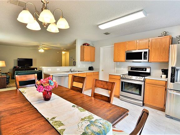 3rd image of 1568 Crown View Dr